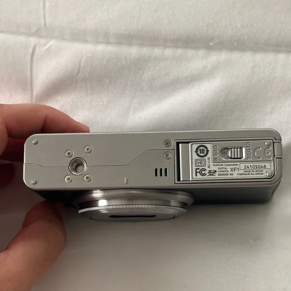 Fujifilm Silver and Black Compact Digital Camera - Picture 7 of 10